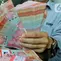 Petugas menata mata uang rupiah di salah satu gerai penukaran mata uang di Jakarta, Kamis (5/1/2023). Mengutip data Bloomberg pukul 15.00 WIB, rupiah ditutup turun 0,22 persen atau 34 poin ke Rp15.616,5 per dolar AS. Hal tersebut terjadi di tengah penguatan indeks dolar AS 0,16 persen ke 104,41. (Liputan6.com/Angga Yuniar)
