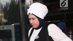 Ekspresi ibu tersangka Gubernur Jambi nonaktif Zumi Zola, Hermina usai menjalani pemeriksaan di Gedung KPK, Jakarta, Rabu (23/5). Hermina  menjalani dua pemeriksaan sebagai saksi untuk Zumi Zola dan Arfan. (Liputan6.com/Herman Zakharia)
