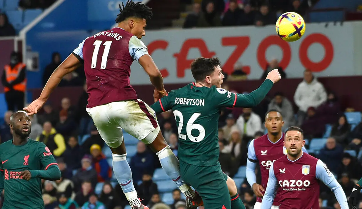 Pemain Aston Villa Ollie Watkins menyundul bola saat melawan Liverpool pada pertandingan sepak bola Liga Inggris di Villa Park, Birmingham, Inggris, 26 Desember 2022. Liverpool mengalahkan Aston Villa dengan skor 3-1. (AP Photo/Rui Vieira)