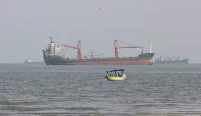 Kapal Singapura Tenggelam di Selat Hormuz, Mengapa Masih Berani Melintas?