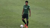 Pemain Timnas Indonesia, Fachrudin Aryanto, mengontrol bola saat latihan di Stadion Madya, Jakarta, Jumat (8/3). Latihan ini merupakan persiapan jelang laga persahabatan melawan Myanmar. (Bola.com/Vitalis Yogi Trisna)