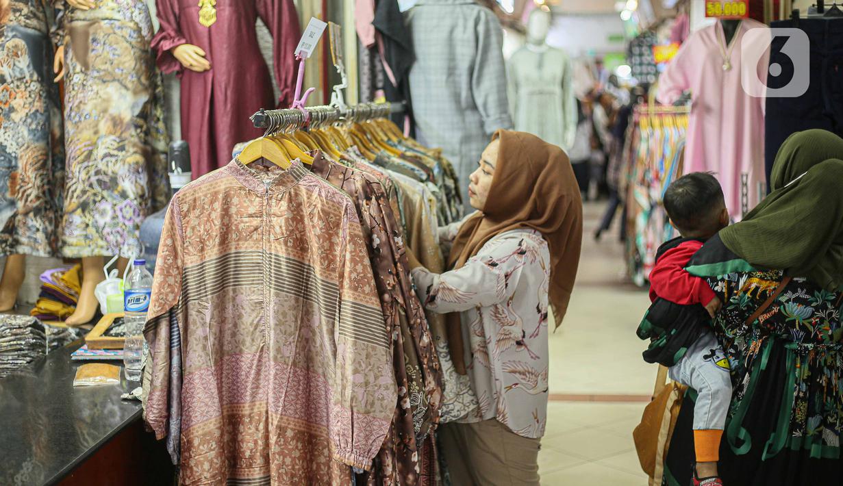 Terlihat ada cukup banyak orang yang berjalan di sekitar koridor. (Liputan6.com/Faizal Fanani)