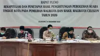 Suasana Rekapitulasi Perolehan Suara Di KPU Kota Cilegon. (Rabu, 16/12/2020). (Yandhi Deslatama/Liputan6.com)