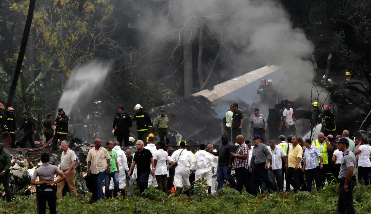 Presiden Kuba Miguel Diaz-Canel (ketiga kiri) meninjau lokasi jatuhnya pesawat Boeing 737 di Havana, Kuba, Jumat (18/5). Dari laporan media yang dikelola negara Kuba, pesawat tersebut dalam penerbangan ke Holguin, Kuba Timur. (AP Photo/Enrique de la Osa)