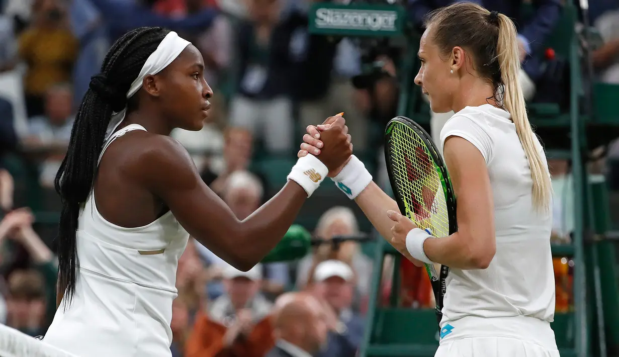 Petenis AS Cori Gauff berjabat tangan dengan Magdalena Rybarikova dari Slovakia setelah memenangi babak kedua Wimbledon di All England Lawn Tennis Club, London, Rabu (3/7/2019). Petenis berusia 15 tahun itu melaju ke babak ketiga setelah menaklukkan Magdalena Rybarikova 6-3, 6-3. (AP/Alastair Grant)