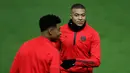 Pemain Paris Saint Germain Kylian Mbappe (kanan) berlatih di Old Trafford, Manchester, Inggris, Senin (11/2). PSG akan menghadapi Manchester United (MU) pada 16 besar Liga Champions. (Martin Rickett/PA via AP)