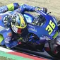 Pembalap Suzuki, Joan Mir, tampil mengesankan setelah berhasil menyalip Valentino Rossi pada lap terakhir sehingga finis di peringkat ketiga pada MotoGP San Marino. (AFP/Andreas Solaro)