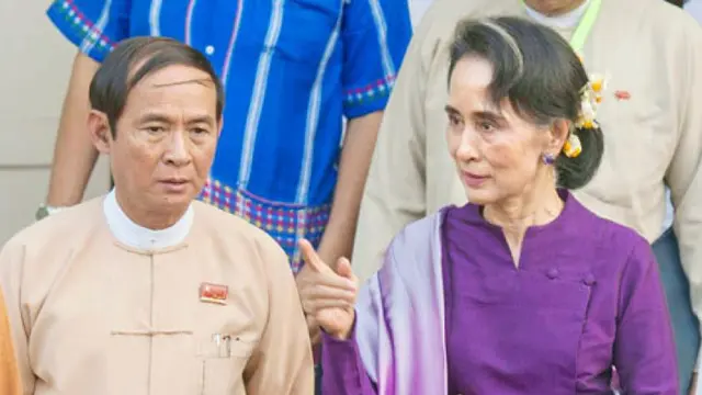 (Kiri) Win Myint, bersama Pemimpin de facto Myanmar Aung San Suu Kyi (AFP PHOTO via Myanmar Times)
