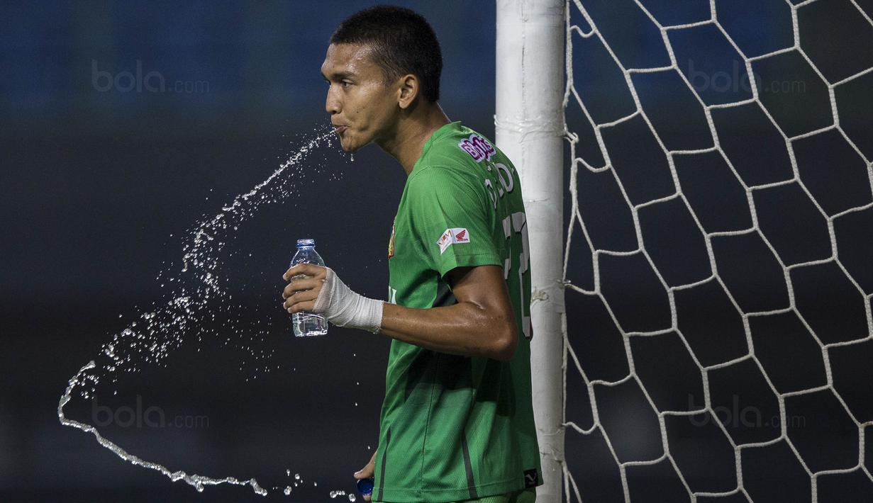 Striker Bhayangkara FC, Dendy Sulistyawan, melepas dahaga saat melawan Persipura pada laga Liga 1 Indonesia di Stadion Patriot, Bekasi, Sabtu (9/9/2017). Bhayangkara FC menang 2-1 atas Persipura. (Bola.com/Vitalis Yogi Trisna)