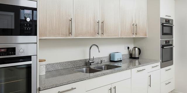 7 Cara Membersihkan Lemari Dapur Berminyak Tanpa Mengelupas Lapisan, Dapur Kinclong Kembali