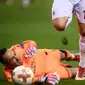 David Ospina dinilai melakukan pelanggaran dalam laga melawan AC Milan. (AFP/Marco Bertorello)