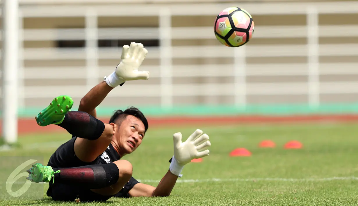 Kiper PSM Makassar, Rivky Mokodompit saat latihan jelang lanjutan Liga 1 Indonesia melawan PS TNI di Stadion Pakansari, Cibinong, Minggu (14/5). PSM Makassar akan berhadapan dengan PS TNI, Senin (15/5). (Liputan6.com/Helmi Fithriansyah)