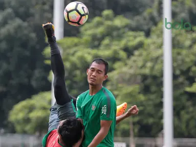 Aksi pemain Timnas Indonesia U-23, Hanif Sjahbandi melakukan tendangan salto pada sesi latihan di Lapangan A,B,C, Senayan, Jakarta (21/2/2018). Latihan ini merupakan persiapan Asian Games 2018. (Bola.com/Nick Hanoatubun)