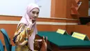 Usai memutuskan melepas cadar, mantan personel girlband Bexxa ini tampil menawan mengenakan hijab. Ibu tiga anak ini sebelumnya menghebohkan publik usai mengabarkan suaminya, Virgoun melakukan perselingkuhan. (Dream.com/Deki Prayoga)