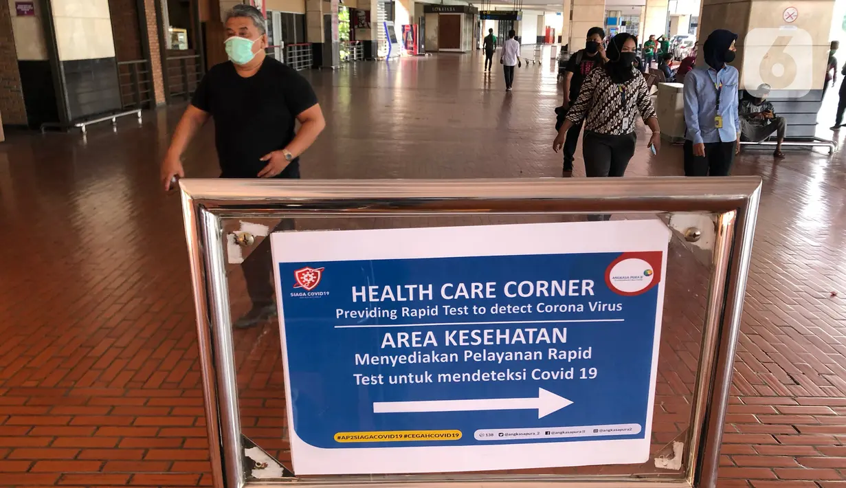 Penumpang beraktivitas di area Bandara Soekarno-Hatta, Tangerang, Jumat (24/7/2020). Senior Manager Branch Communication and Legal Bandara Soetta Febri Toga Simatupang mengatakan di bulan Juli, jumlah pergerakan penumpang rata-rata per hari mencapai 30.000 orang. (Liputan6.com/Immanuel Antonius)