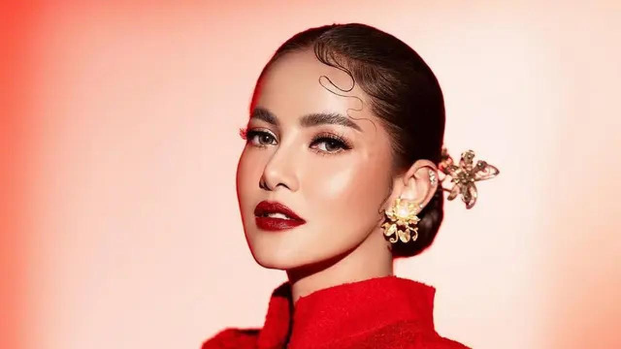 Gaya Olla Ramlan dengan Kebaya Ekor Panjang Nuansa Merah Putih Peringati HUT RI ke-80