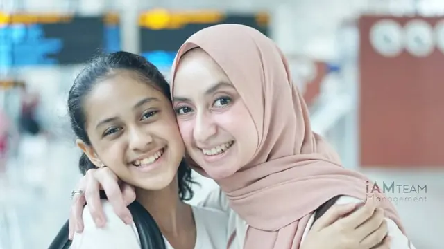6 Potret Kebersamaan Istri dan Anak Ramzi, Bak Kakak Adik