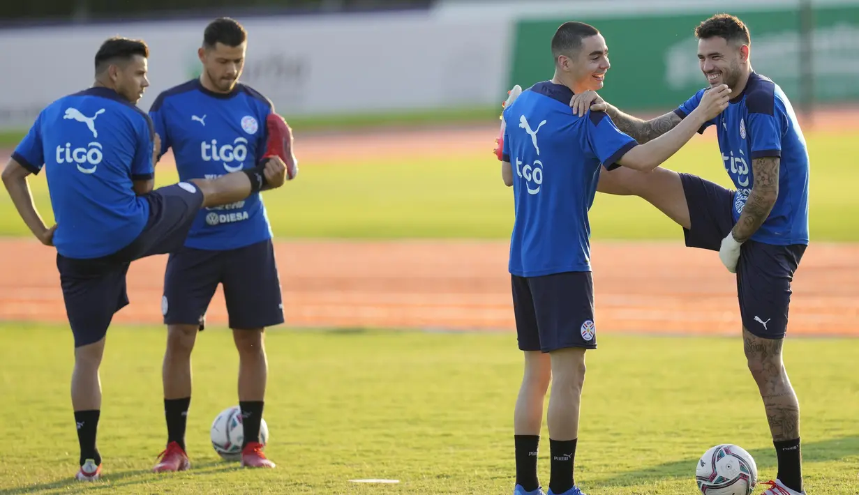 Pemain Timnas Parguay melakukan peregangan selama sesi latihan di Ypane, Paraguay, Selasa (9/11/2021). Paraguay akan bertanding melawan Chile pada kualifikasi Piala Dunia di Asunsi. (AP Photo/Jorge Saenz)
