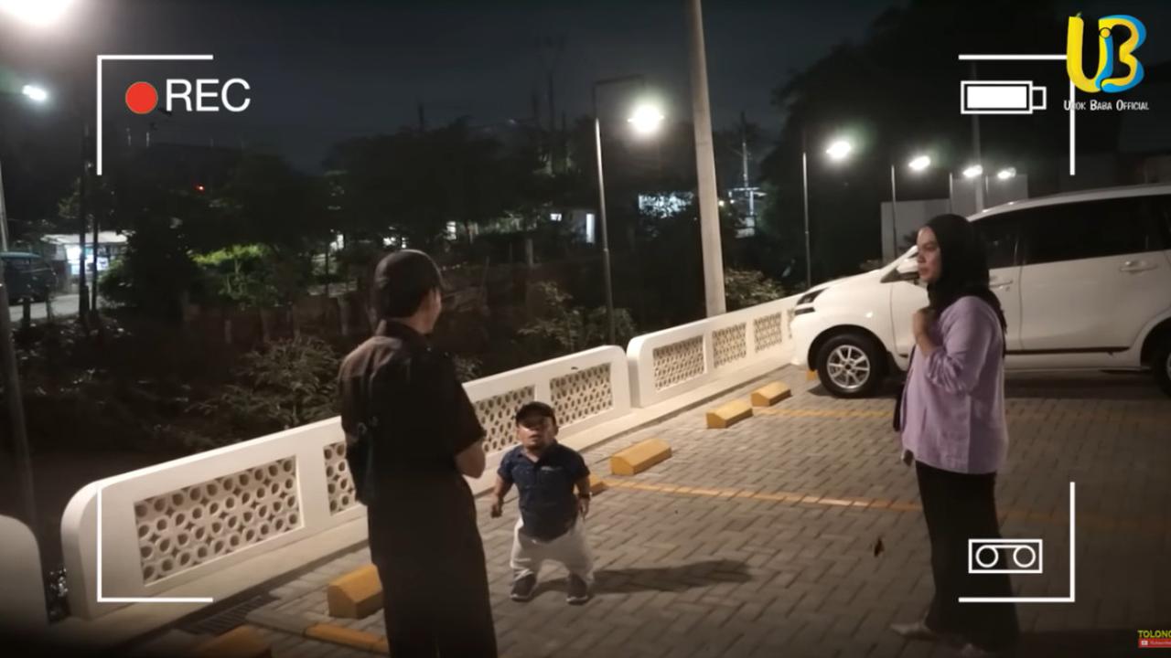 Tak lama kemudian, Ucok Baba keluar dari cafe. Betapa paniknya Ucok Baba saat melihat mobilnya sudah hilang di parkiran. Ucok Baba kemudian bertanya kepada tukang parkir yang berjaga.<br>