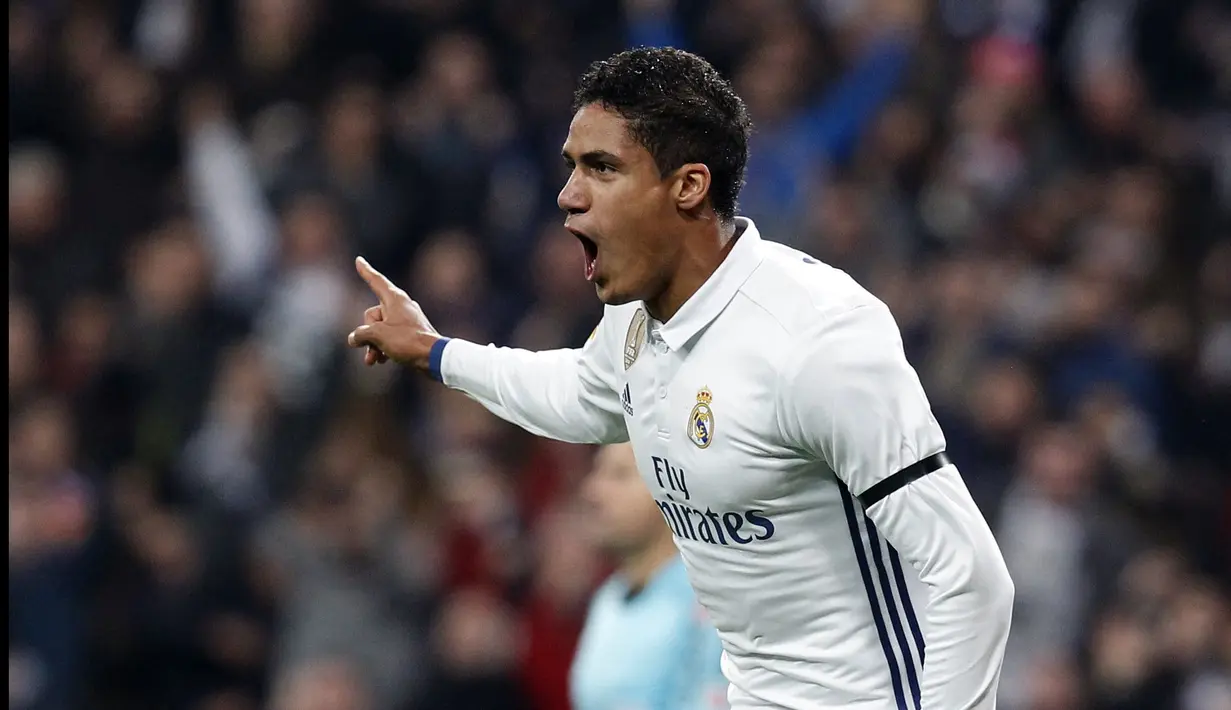 Pemain Real Madrid kelairan Lille, Raphael Varane termasuk salah satu legiun Prancis yang berlaga pada ajang La liga melawan Sevila. (EPA/Javier Lopez)