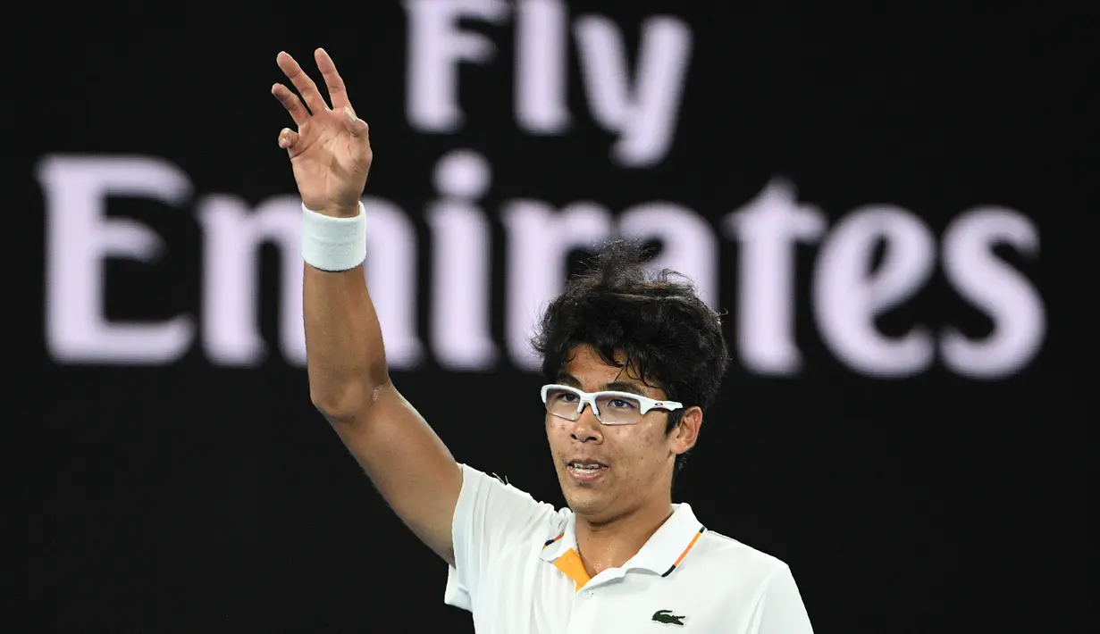 Petenis Korea Selatan, Hyeon Chung merayakan kemenangan atas petenis Serbia, Novak Djokovic pada ajang Australia Terbuka 2018 di Melbourne,  (22/2/2018). Djokovic kalah 6-7, 5-7, 6-7. (AFP/Saeed Khan)