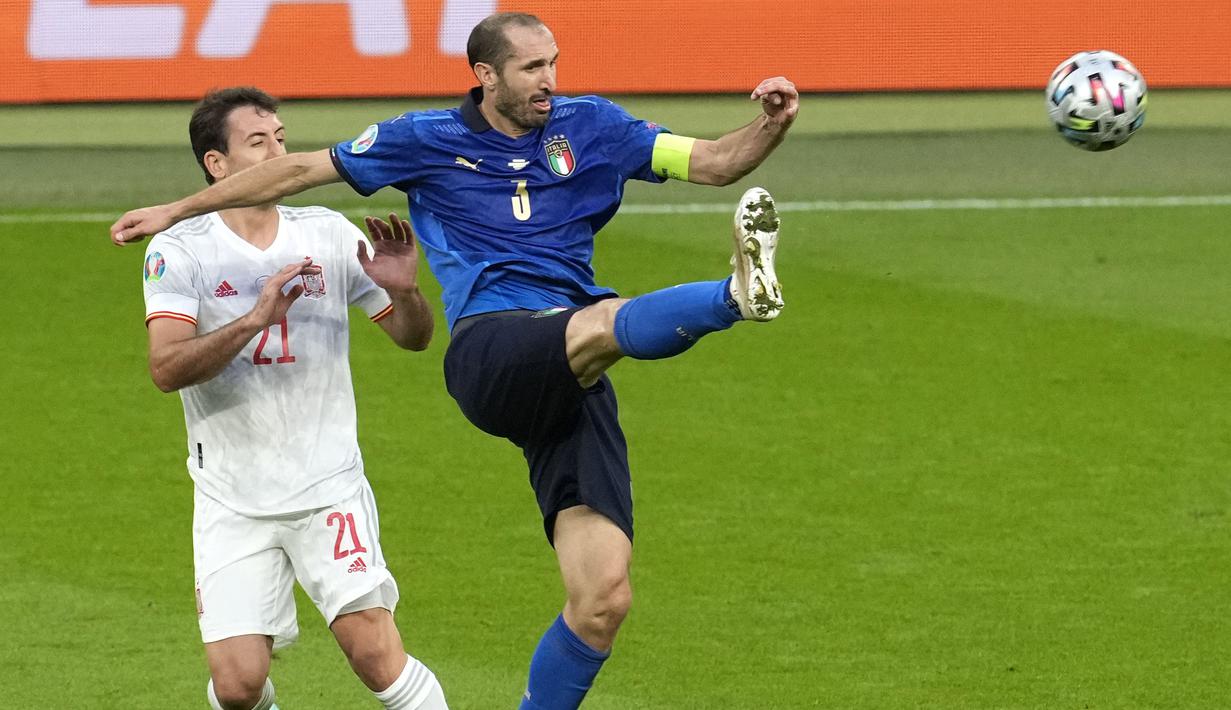 Bek Juventus itu berdiri kokoh di barisan pertahanan Timnas Italia untuk mengamankan setiap serangan dari lawan. (Foto:AP/Matt Dunham,Pool)