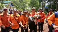 Evakuasi Nenek Keben yang hilang di Hutan Pohkumbang, Kebumen berlangsung dramatis. (Foto: Liputan6.com/Pusdalops-PB Kebumen/Muhamad Ridlo)