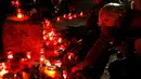 Warga di Sochi, Rusia menyalakan lilin sebagai ungkapan berkabung atas tragedi jatuhnya pesawat militer Rusia Tupolev Tu-154 di Laut Hitam, Rusia, Minggu (25/12). (REUTERS / Maxim Shemetov)