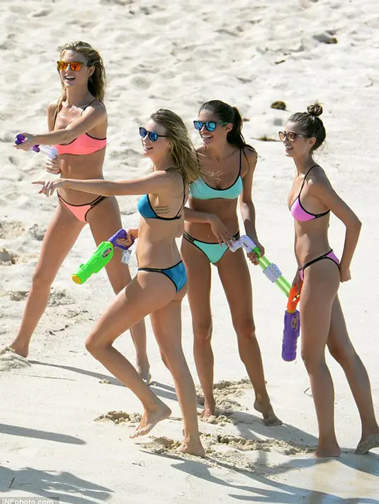 Model Victoria's Secret  Martha Hunt,  Behati Prinsloo, Sara Sampaio and Taylor Hill (ki-ka) bermain pistol air dipinggir pantai Karibia. Mereka melakukan banyak kegiatan seperti bermain pistol air dan Voli. (Dailymail.co.uk)