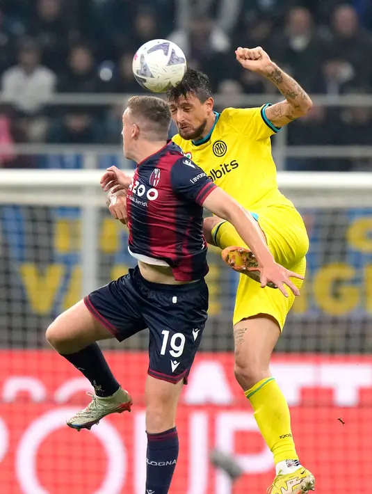 Pemain Bologna Lewis Ferguson (kiri) berebut bola udara dengan pemain Inter Milan Francesco Acerbi pada pertandingan sepak bola Liga Italia di Stadion San Siro, Milan, Italia, 9 November 2022. Inter Milan mengalahkan Bologna dengan skor 6-1. (AP Photo/Luca Bruno)