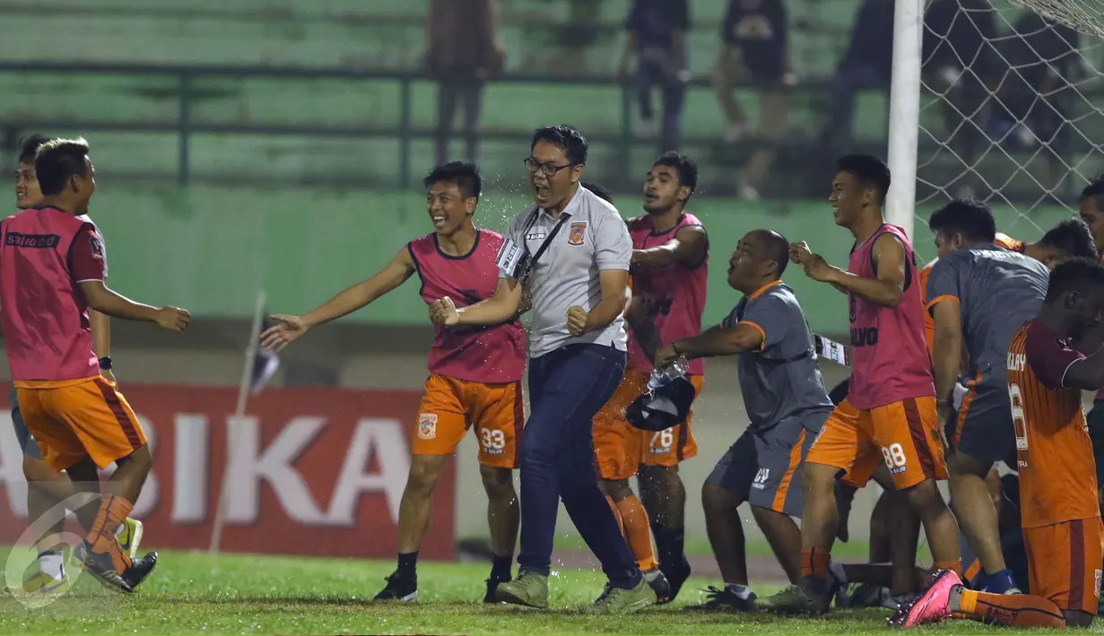 Pemain dan official PBFC merayakan kemenangan laga 8 besar Piala Presiden 2017 melawan Madura United di Stadion Manahan Solo, Sabtu (25/2). PBFC unggul adu penalti 5-4 (0-0). (Liputan6.com/Helmi Fithriansyah)