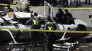 Penyelidik berdiri di dekat puing-puing Helikopter bell 429 yang jatuh di Kota San Pedro, selatan Manila, Kamis (5/3/2020). Helikopter yang membawa Kepala Polisi Filipina Jenderal Archie Francisco Gamboa dan beberapa pejabat PNP lainnya itu jatuh tidak lama setelah lepas landas. (DANTE PERALTA/AFP)