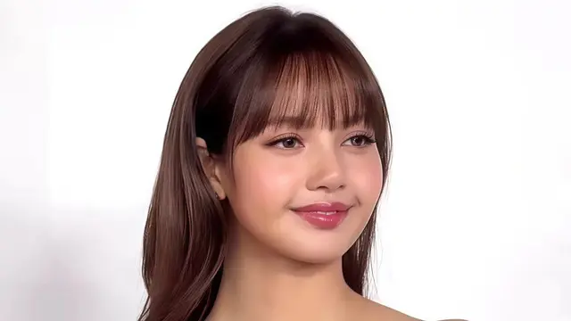 Potret Lisa BLACKPINK Tampil dengan Igari Makeup dan Poni Khas-nya saat Hadiri Acara Shiseido di Tokyo
