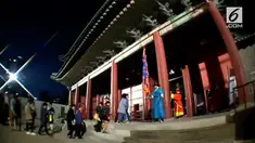 Keliling istana di Seoul sudah jadi hal biasa. Di Korea, wisata keliling istana pada malam hari sedang dinikmati turis.