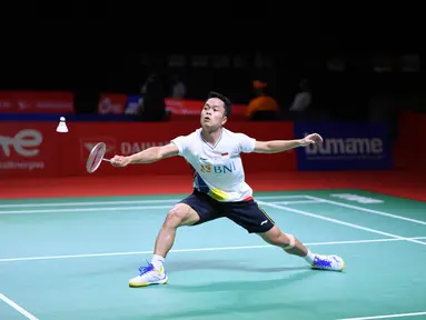 Tunggal putra Indonesia Anthony Sinisuka Ginting mengembalikan kok ke arah pemain Thailand Kunlavut Vitidsarn pada babak pertama/32 besar Daihatsu Indonesia Masters 2021 di Bali International Convention Center, Rabu (17/11/2021) sore WIB. Anthony Ginting kalah 21-19, 14-21 dan 13-21. (HUMAS PP PBSI)