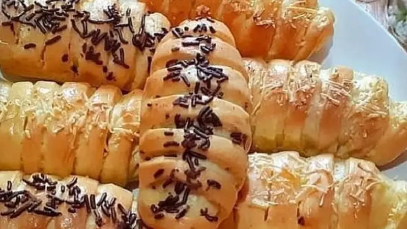 Roti pisang coklat yang baru keluar dari oven, dengan tekstur lembut dan taburan cokelat chip di atasnya