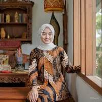 Model Tunik Batik Belah Depan (Foto: Meta AI)
