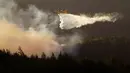 Didukung oleh 189 kendaraan, lebih dari 600 petugas pemadam kebakaran didatangkan setelah kebakaran terjadi. Pesawat pengebom air juga ikut memadamkan api, namun harus berhenti beroperasi saat malam tiba. (AP Photo/Armando Franca)