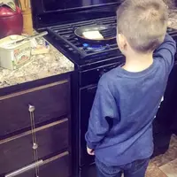 Seorang ibu tuai kecaman secara online karena mengajarkan anak pekerjaan rumah tangga. (Via: boredpanda.com)