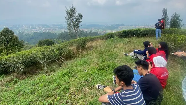 Orang Sedang Duduk di Bukit Malaya