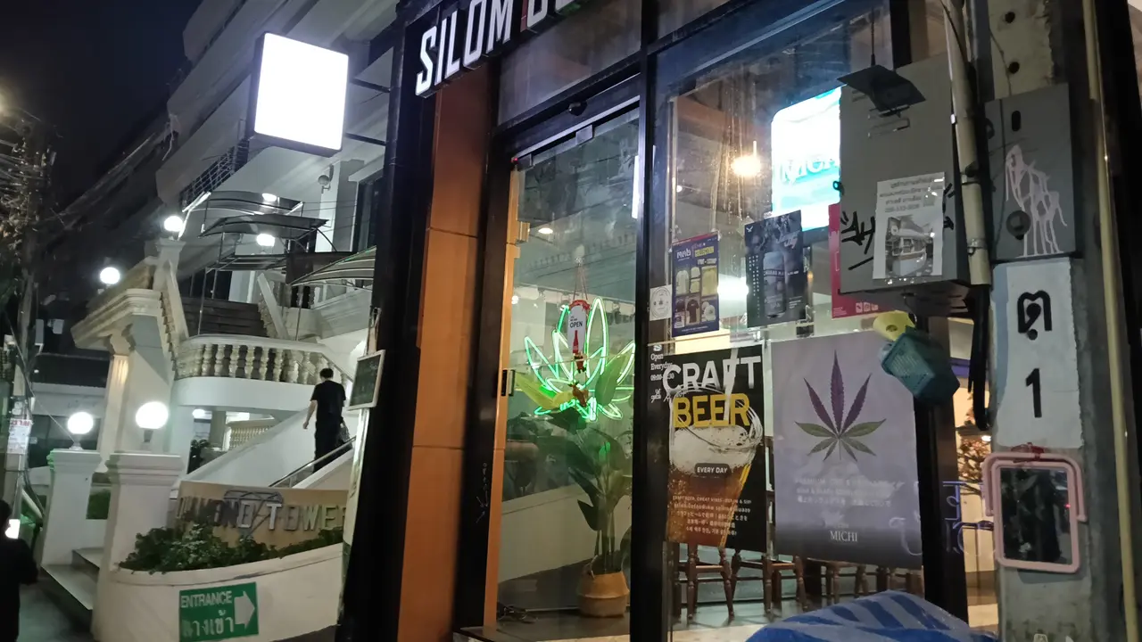Michi Cannabis Bar, kafe yang menjajakan ganja di daerah Si Lom, Bangkok, Thailand. (Liputan6.com/Maulandy)