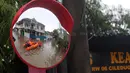 <p>Tim SAR membawa perahu karet untuk mengevakuasi korban banjir di Perumahan Ciledug Indah 1 dan 2, Kota Tangerang, Banten, Sabtu (16/7/2022). Banjir yang merendam perumahan Ciledug Indah tersebut akibat meluapnya Kali Angke. (Liputan6.com/Angga Yuniar)</p>