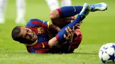 Ekspresi rasa nyeri bek Barcelona asal Brasil Dani Alves usai dilanggar bek Real Madrid Pepe di leg pertama semifinal Liga Champions yang berlangsung di Santiago Bernabeu, 27 April 2011. Barca unggul 2-0. AFP PHOTO / JAVIER SORIANO
