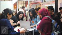 Para peserta saat mengunjungi pameran LPDP Edufair di Jakarta, Selasa (31/1). Para Pelajar tersebut mengantri untuk memasuki pameran pendidikan tinggi Lembaga Pengelola Dana Pendidikan (LPDP) Edufair 2017. (Liputan6.com/Angga Yuniar)
