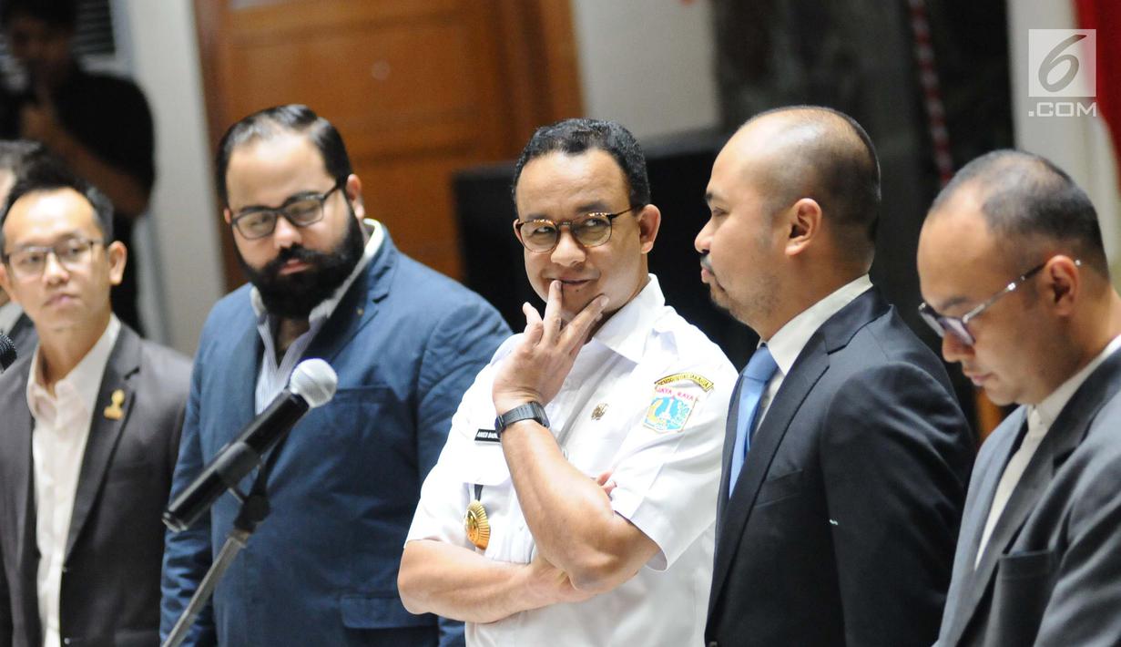 Gubernur DKI Jakarta Anies Baswedan (tengah) bersama Ketua Umum Himpunan Pengusaha Muda Indonesia Jakarta (HIPMI Jaya) Afifuddin Suhaeli Kalla saat pelantikan anggota HIPMI Jaya di Balai Kota Jakarta, Rabu (12/12). (Liputan6.com/Angga Yuniar)