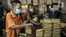 Pekerja mengemas kopi yang telah digiling ke dalam kemasan di toko kopi Sari Murni, Jatinegara, Jakarta Timur, Selasa (4/1/2021). Untuk kopi jenis robusta dijual kisaran Rp 60 ribu-Rp 75 ribu per kilogram. (merdeka.com/Iqbal S. Nugroho)