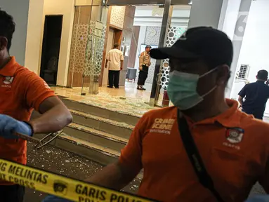 Petugas memasang garis polisi usai dugaan penembakan di Kantor Majelis Ulama Indonesia (MUI) Jakarta, Selasa (2/5/2023). Peristiwa itu terjadi pukul 10.30 WIB. (Liputan6.com/Faizal Fanani)