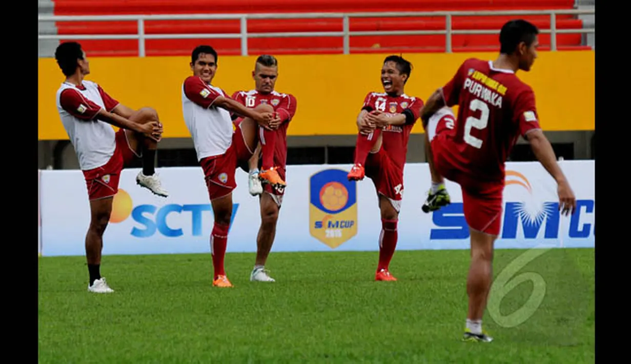 Sejumlah pemain Arema Cronus melakukan peregangan otot jelang berlatih di Stadion Jakabaring Palembang, Sabtu (24/1/2015). Arema Cronus akan bertemu Persebaya Surabaya di semifinal SCM Cup 2015 pada Minggu (25/1).  (Liputan6.com/Johan Tallo)