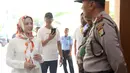 Warga DKI Jakarta hari ini, Rabu (19/4) kembali memilih Gubernur dan Wakil untuk lima tahun kedepan. Selain para warga, para selebriti juga antusias memberikan hak suaranya, termasuk Rachel Maryam. (Nurwahyunan/Bintang.com)