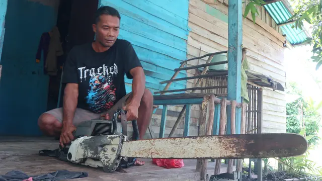 Dul Halim menyerahkan chinsaw miliknya kepada Yayasan ASRI dan Balai TNGP. (Liputan6.com/ Novia Harlina)